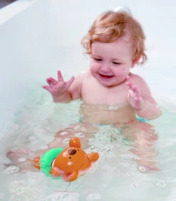 Zwemmer Teddy Opwindfiguurtje – Badspeeltje Hape – Swimmer Teddy Wind-up Toy -Bruderiku Winkel badspeelgoed zwemmer teddy opwindfiguurtje hape e0204 4