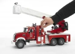 Bruder 2821 Brandweer Ladderwagen Mack-Granite -Bruderiku Winkel bruder brandweerladderwagen mack granite incl waterpomp 1 1