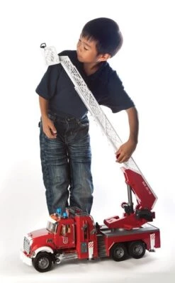 Bruder 2821 Brandweer Ladderwagen Mack-Granite -Bruderiku Winkel bruder brandweerladderwagen mack granite incl waterpomp 2