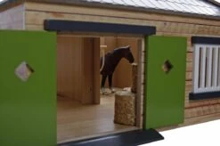 Kidsglobe Paardenstal Met 4 Boxen En Berging Bruin/groen -Bruderiku Winkel kidsglobe hoek paardenstal 4 paardenboxen bruingroen met berging 3