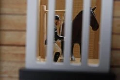 Kidsglobe Paardenstal Met 4 Boxen En Berging Bruin/groen -Bruderiku Winkel kidsglobe hoek paardenstal 4 paardenboxen bruingroen met berging 4