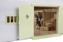 KidsGlobe Paardenstal Met 7 Boxen Pink-White -Bruderiku Winkel kidsglobe paardenstal 7 paardenboxen wit roze 610189 1