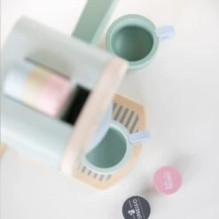 Little Dutch LD4460 Houten Koffiezetapparaat 15 Little Dutch LD4460 Houten Koffiezetapparaat -Bruderiku Winkel little dutch 4460 houten koffiezetapparaat 4