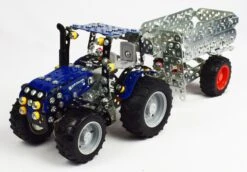 Tronico Mini New Holland T4 Met Aanhangwagen – 1 : 32 -Bruderiku Winkel new holland t4 met aanhanger tronico mini 10056