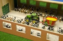 Kidsglobe Luxe Ligboxenstal Met Roosters 1:32 -Bruderiku Winkel stal met roosters kidsglobe 610693 1 1