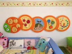 Houten Wandpaneel Rups Kop Met Kralenframe KDV -Bruderiku Winkel wand speelelemtn beleduc rups 2 1